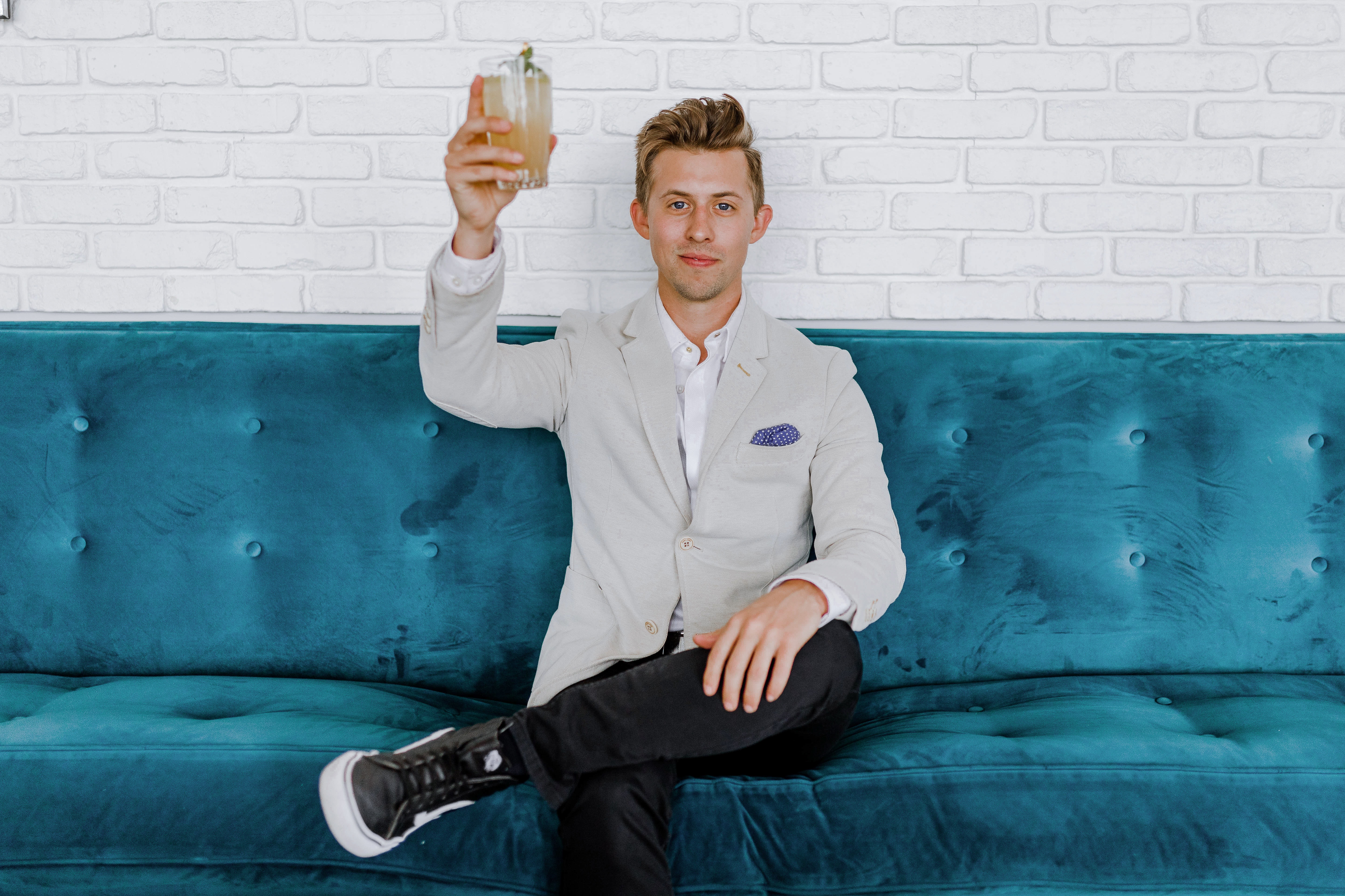 Los influencers son otra forma de incluir la prueba social en tu negocio. | Photo: Austin Distel